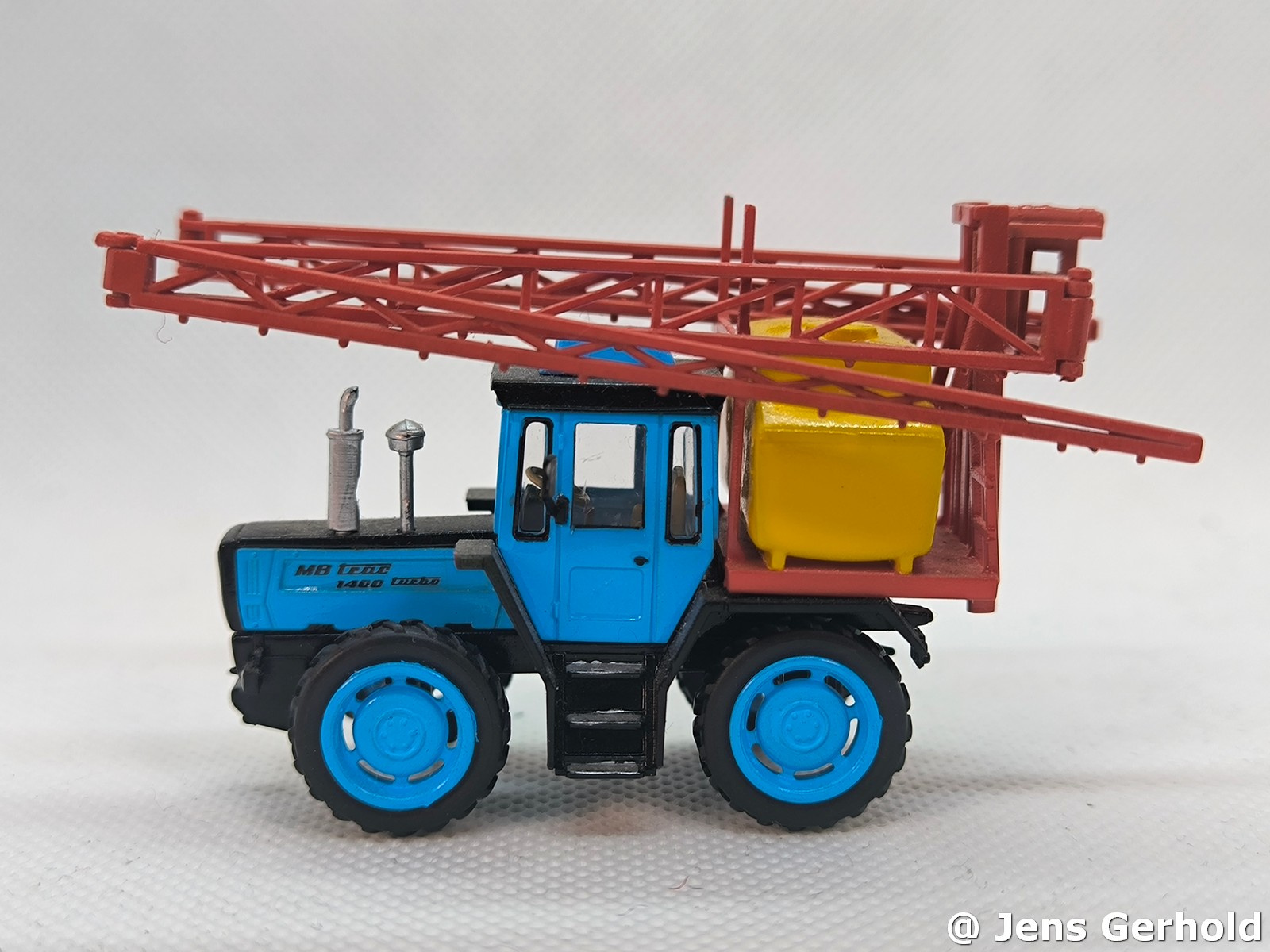 MB Trac 1400 mit Großflächenspritze